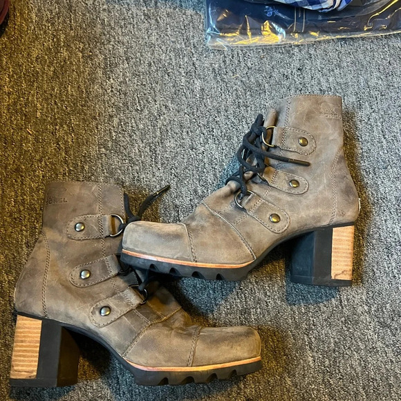 Sorel Addington Lace Up Boots, size 7.5 - Picture 4 of 6